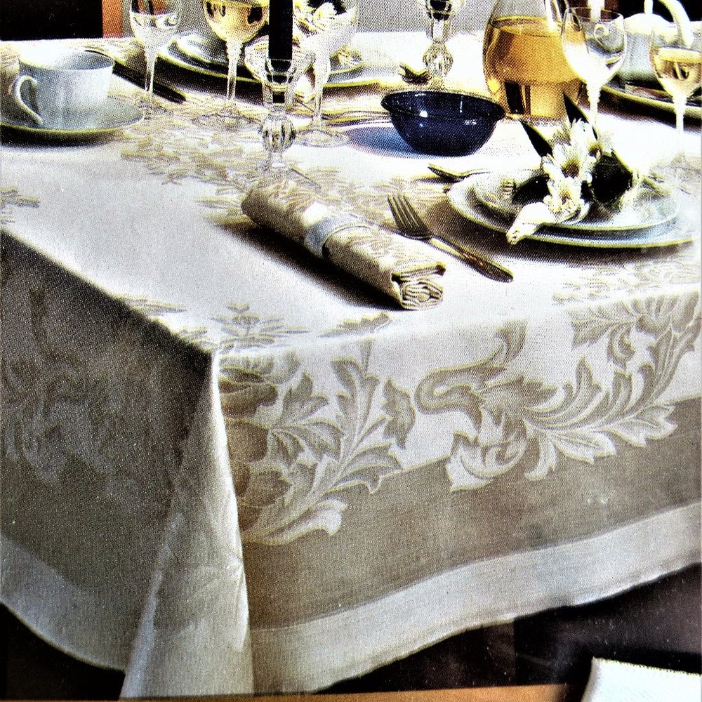 NWT VIENNA JACQUARD WOVEN TABLE LINEN 60" X 84"